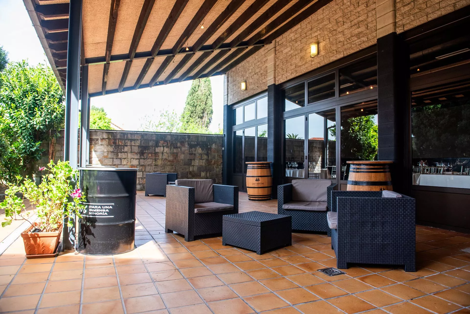 Terraza bajo techo con jardin en asador de abel