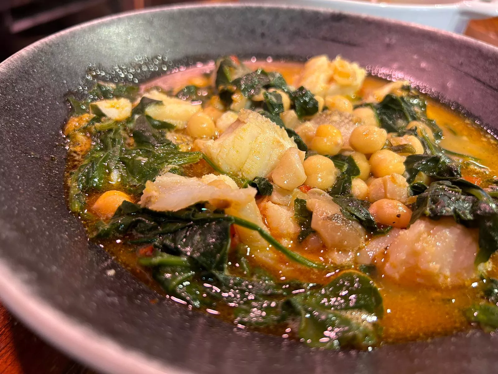 callos con bacalao y espinacas en asador de abel