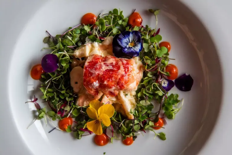 ensalada de berros y flores muy colorida con jamon iberico