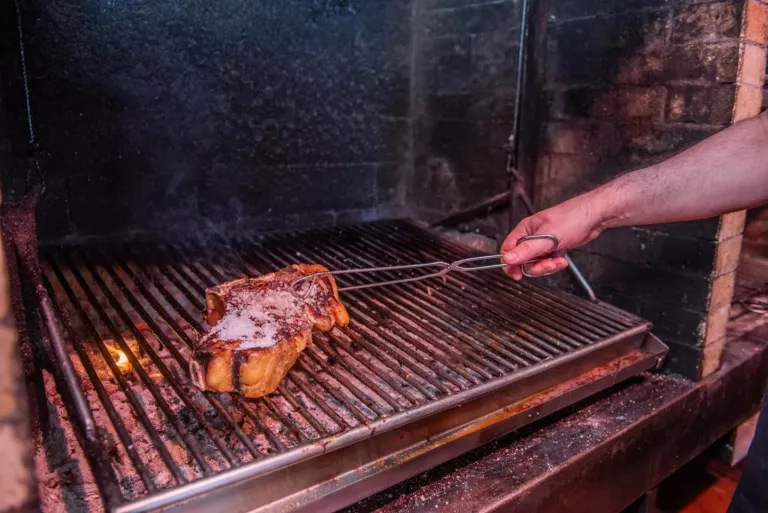 chuleton en las brasas del asador de abel