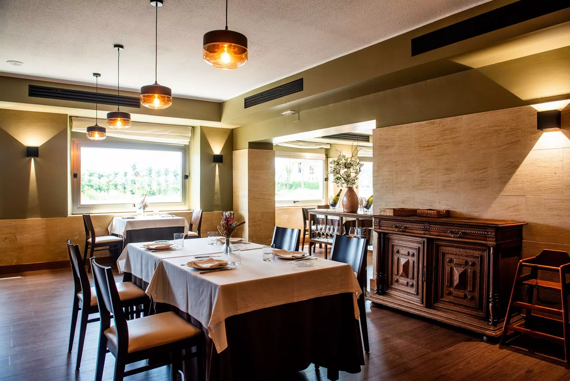 plano general de comedor de casa farpon con iuminacion elegante y aparador clasico de madera