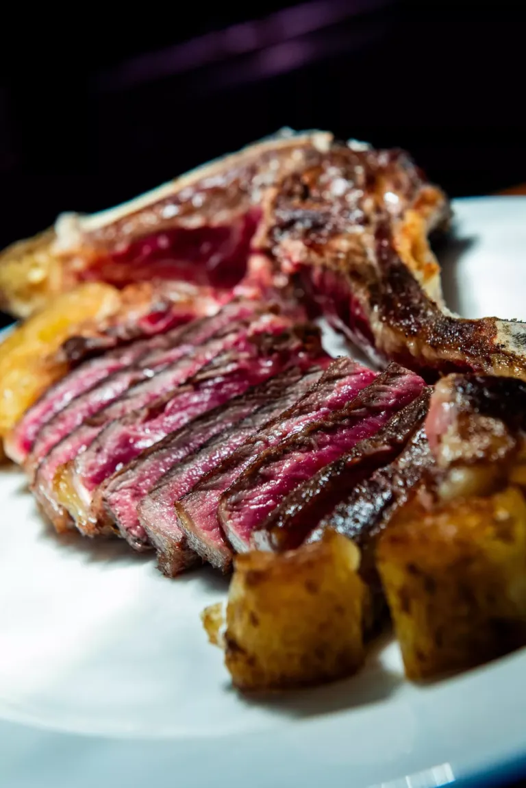 corte de chuleton a la brasa rebanado y con la carne roja y en su punto