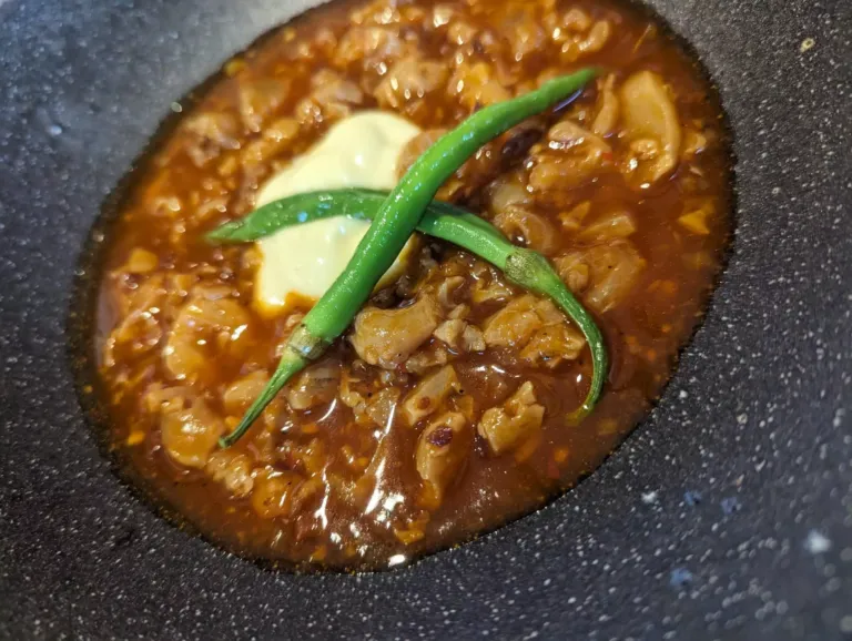 Plato de callos con huevo escalfado y piparras